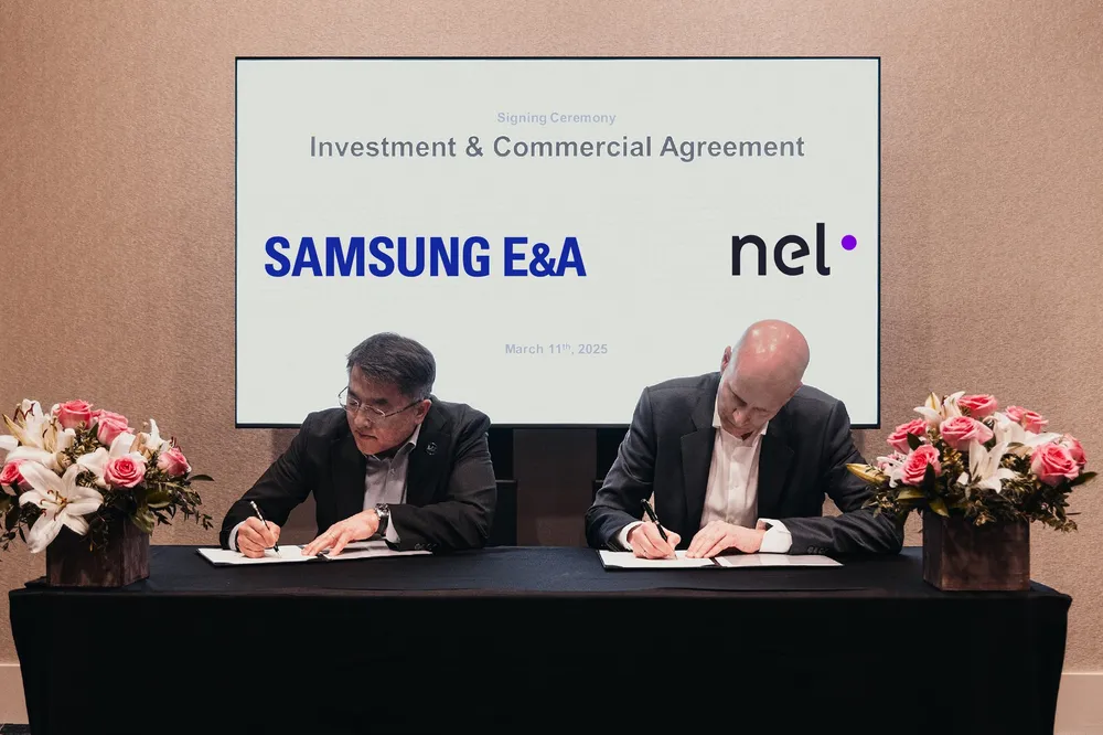 Hong Namkoong, CEO of Samsung E&A, signs the two deals with Håkon Volldal, CEO of Nel