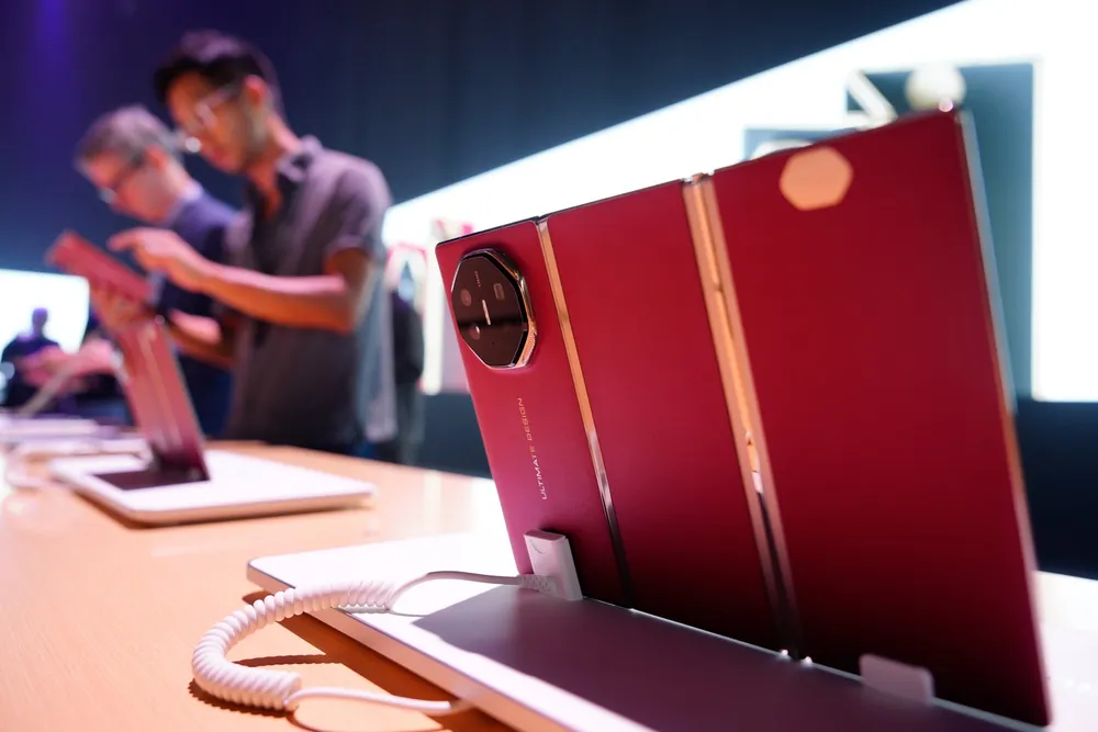 Trump-administrasjonen forbereder å oppheve en av Biden-æraens mest omstridte eksportrestriksjoner. Det vil ta tid før disse blir erstattet. Huawei stormer frem med nye produkter og avanserte KI-prosessorer.