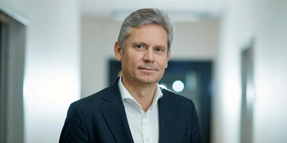 – Men da må man klare å bruke teknologi for å rense merdene, samle opp avfall og lignende. Dette tror jeg er det neste kvantespranget for næringen, sier Eirik Moe i EY.