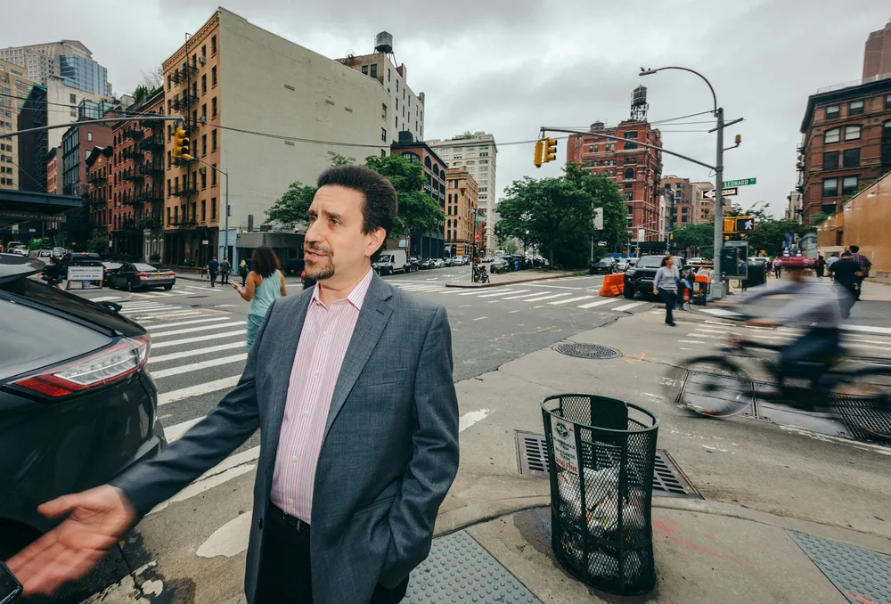 Direktør Glenn Barros i plateselskapet Concord utenfor New York Lawschool hvor den uavhengige musikkbransjen er samlet denne uken for Indie Week.