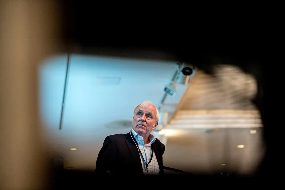 – Det er tydelig at investorene skyr bankaksjer fordi man ikke vet hvordan det står til med disse bankene, sier professor emeritus ved NHH, Thore Johnsen.