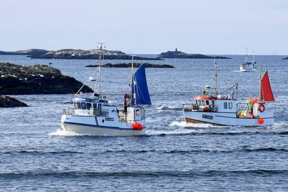 Snart skal alle fiskefartøy ha sporing og rapportering. Bildet viser sjarker utenfor Henningsvær i 2022.