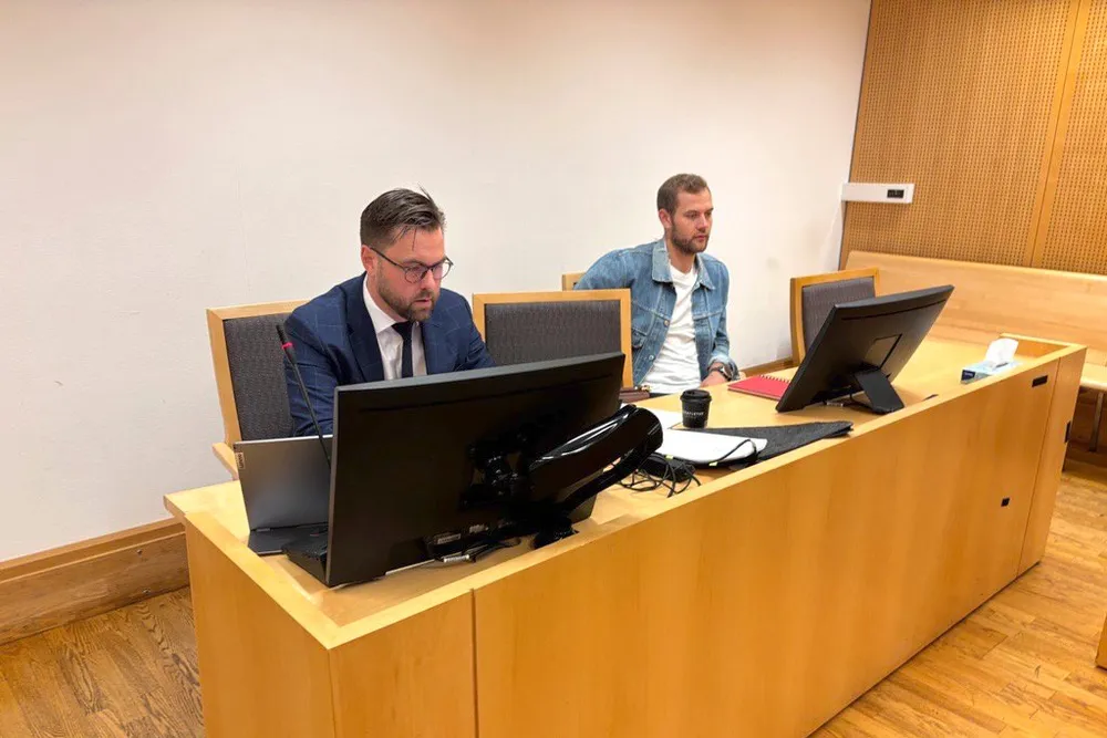 Sondre Løvenskiold (til h.) erkjente straffskyld for bedrageri og utroskap etter en ellevill eiendomskarusell med 280 millioner kroner i potten. Her med sin advokat Sverre Sjøvold.