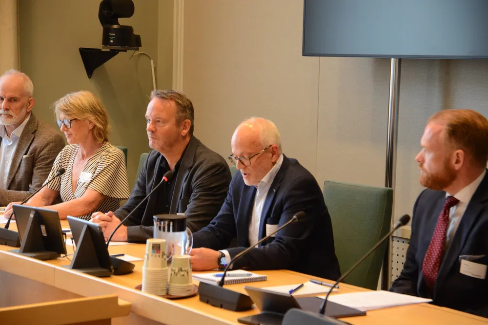 Høring om havbruksmeldingen. På bildet ser vi blant annet Øyvind Oaland og Geir Ove Ystmark fra Sjømat Norge.