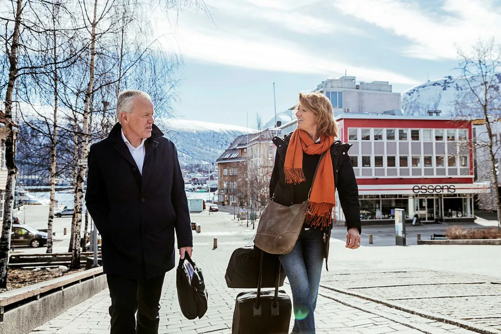 Direktør Ole-Wilhelm Meyer og eiendomsdirektør Anne Stine Eger Mollestad i Opplysningsvesenets fond på besøk i Tromsø. Fondet har tapt over 100 millioner kroner på tre prosjekter de siste årene. Foto: Marius Fiskum