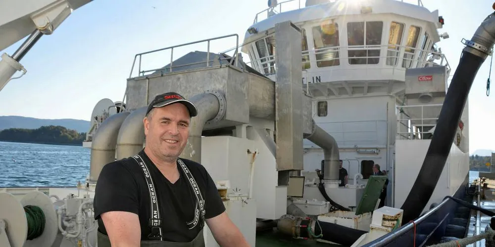 KUTTKRITIKER: Fisker Johnny Olsen på «Ketlin» leverte årets siste makrellfangst til Nils Sperre på Ellingsøy fredag ettermiddag.