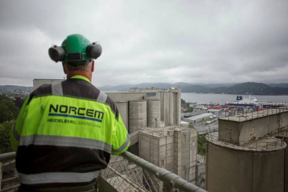 Karbonfangst og -lagring kan øke kostnadene med 50 eller 100 prosent, eller enda mer for industrielle prosesser som stål, tegl, sement eller aluminium, skriver Gunnar S. Eskeland. Her fra Norcems sementfabrikk i Brevik.