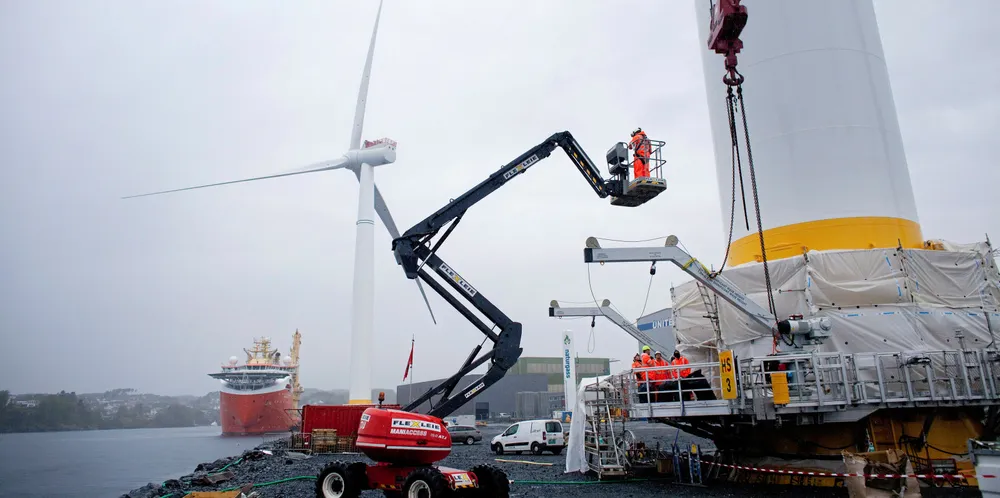 Regjeringen viser ingen vilje til å forske på konsekvensene for noen av verdens største fiskebestander, skriver Fiskebåt. Bildet viser Equinors offshore vindmøller som monteres på Stord.