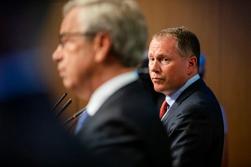 Sentralbanksjef Øystein Olsen grilles mandag av finanskomiteen på Stortinget om ansettelsen av Nicolai Tangen som ny oljefondsjef. Her fra pressekonferansen tidligere i vår da Tangen ble presentert som ny sjef.