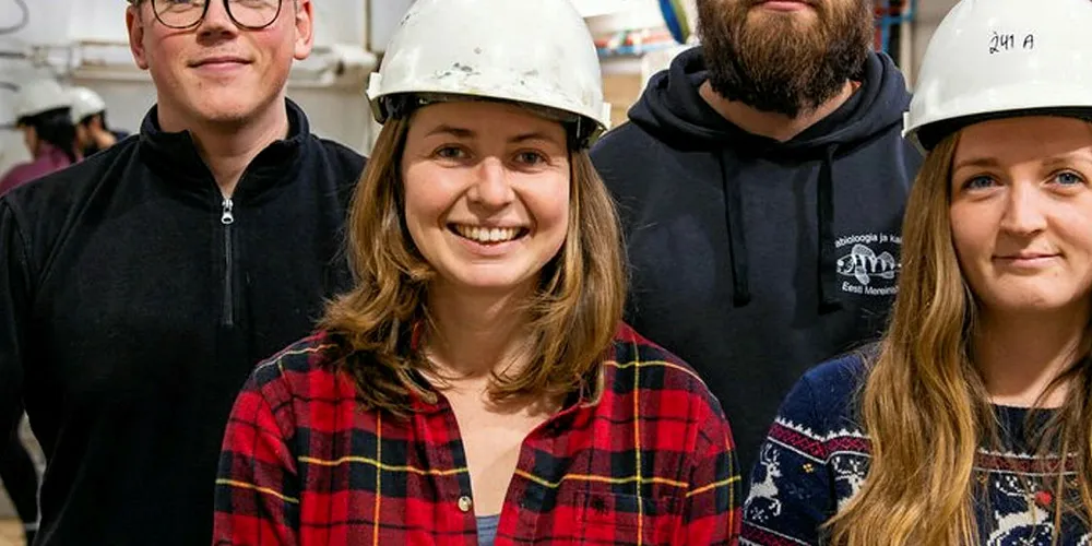 Å læra ved å gjera om bord på «G.O. Sars» er noko heilt anna enn å sitja i eit vanleg klasserom, synest studentane. Frå venstre: Kjetil Thorvaldsen (Danmark/Noreg), Muriel Dunn (Canada), Elor Sepp (Estland), Chelsey McGowan-Yallop (Storbritannia).