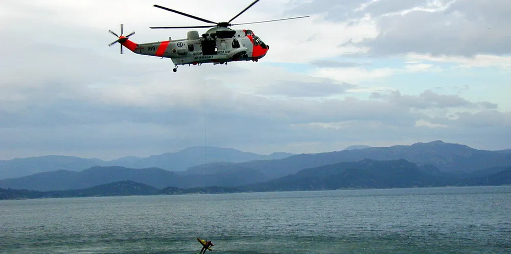 De nye helikoptre tåler ruskete vær bedre, og kan fly mer direkte enn det Sea King kan. Her er Sea King fra en øvelse.
