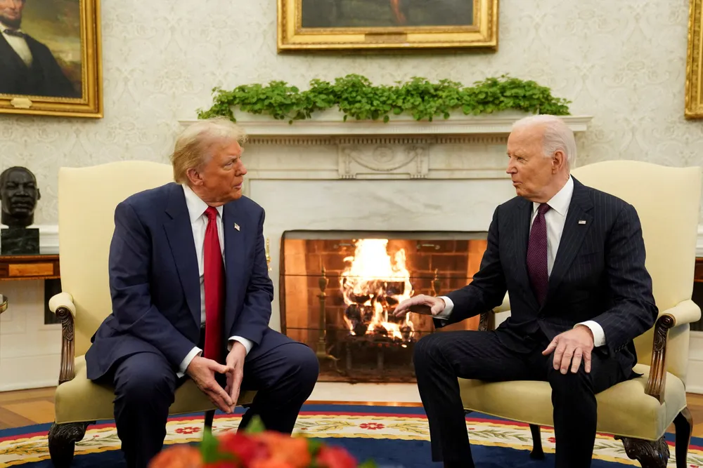 De siste tre årene har USAs statsbudsjett gått i dundrende minus, på om lag seks prosent av bnp årlig. Lite peker mot snarlige overskuddsbudsjetter. Avbildet er påtroppende president Donald Trump og nåværende president Joe Biden.