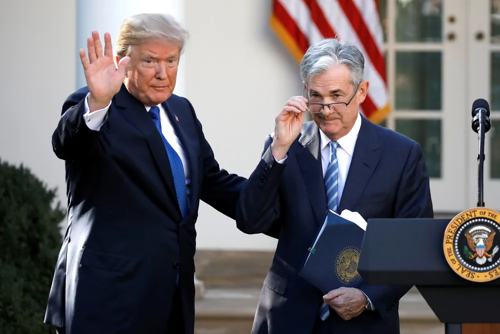 Trump sier tirsdag at han ikke skal sparke sentralbanksjefen.