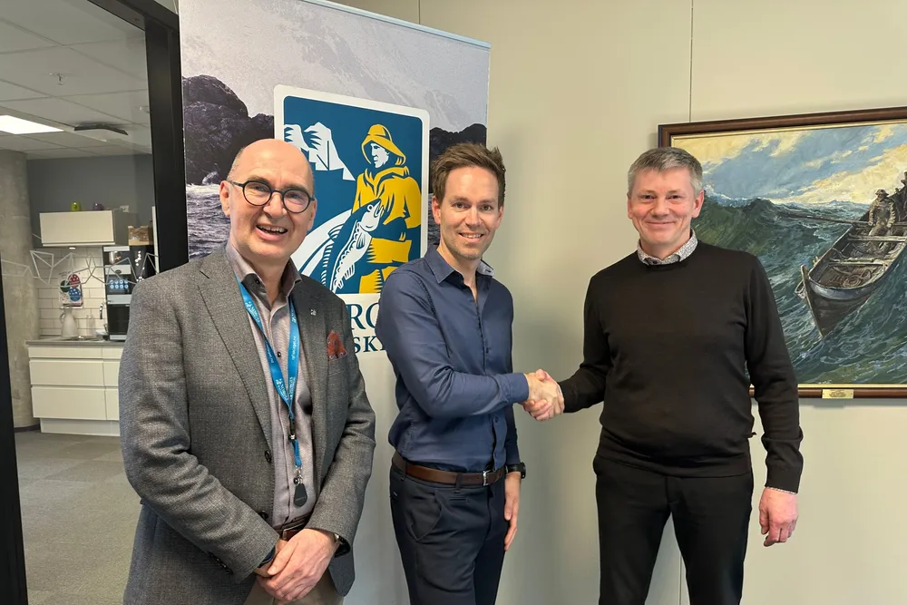 Charles A. Aas (midten) blir ny administrerende direktør i Norges Råfisklag. Til venstre avtroppende direktør Svein Ove Haugland, og til høyre styreleder Rolf Guttorm Kristoffersen.