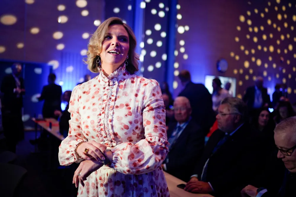 DN mener folk må stå fritt til å donere penger til hvilket politisk parti de ønsker, så lenge det er åpenhet om hvor pengene kommer fra. Sylvi Listhaugs Frp har takket ja til fem millioner kroner de ikke aner hvem som står bak.