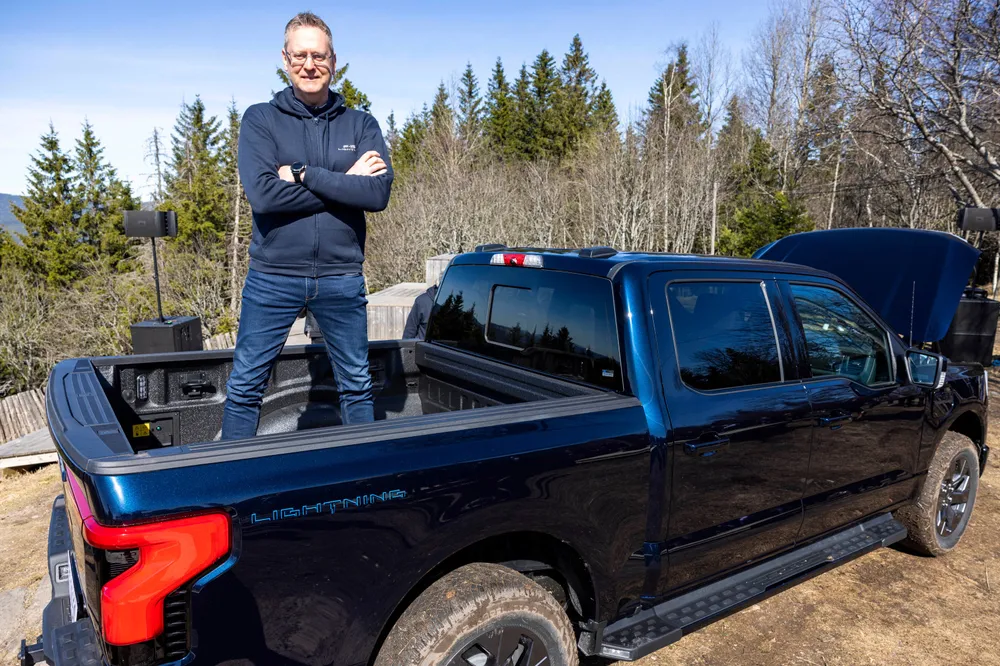 Den elektriske pickupen Ford F-150 Lightning på norske skilter med adminstrerende direktør i Ford Norge, Per Gunnar Berg på planet.