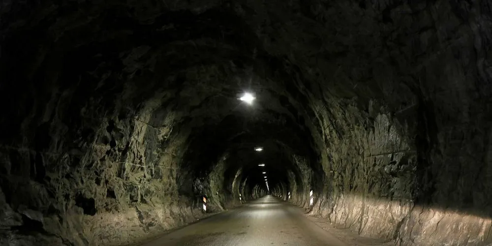 TRONGT: Ein av mange tronge tunnelane på Senja. Her kan ikkje to store køyretøy passere kvarandre. Skulle dei møtas inne i tunnelen må eit av køyretøya rygge ut.Foto: Jørn Mikael Hagen