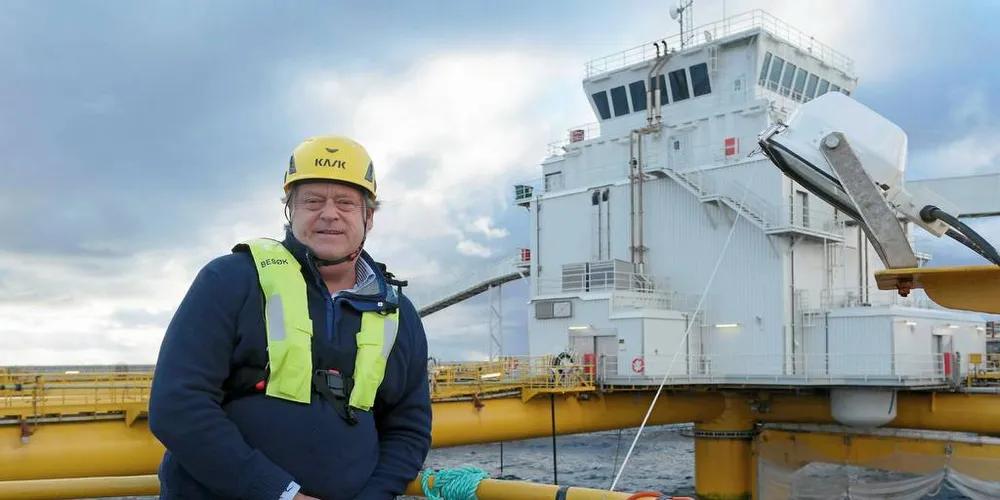 Fiskeriminister Harald T. Nesvik. Her på besøk ved havmerden tilhørerende Salmar.Foto: NFD