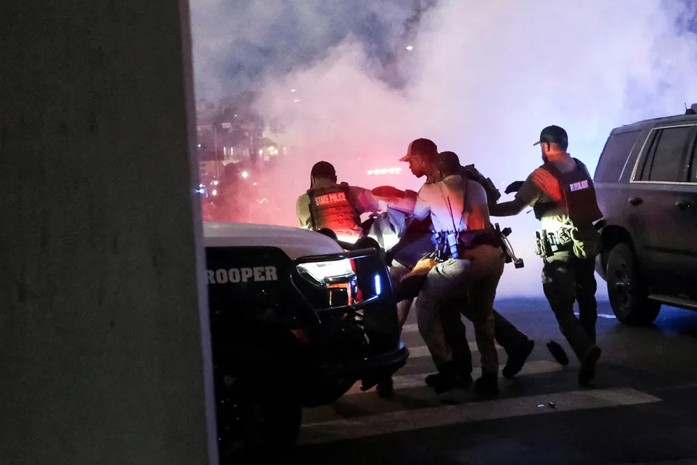 Politiet pågriper en person under en demonstrasjon i solidaritet med protestene i Los Angeles mot føderale innvandringsrazziaer, i Austin, Texas.
