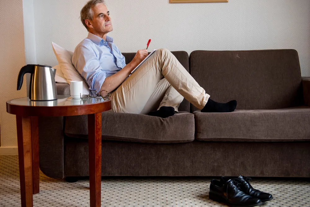 Jonas Gahr Støre legger opp til en valgkamp som skal lokke velgerne hans opp av sofaen og ned fra gjerdet.