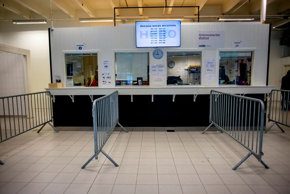 Antallet asylsøkere som blir registrert inn på det nasjonale ankomstsenteret har stupt fra 8000 i måneden da det ble åpnet i 2015 til bare 2100 de siste 12 månedene. Nå skal saksbehandlere flyttes fra Oslo til Råde for at ankomstsenteret skal bli komplett.