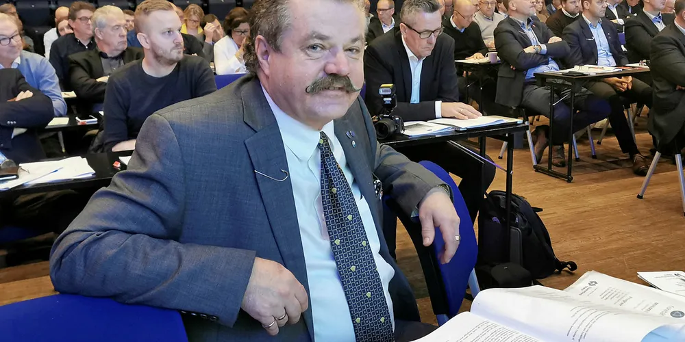 KRITIKK: Leder i Fiskebåt Vest, Paul Harald Leinebø, kom både med kritikk og sjølkritikk da han åpnet årsmøtet i Fiskebåt Vest i Fosnavåg i dag.