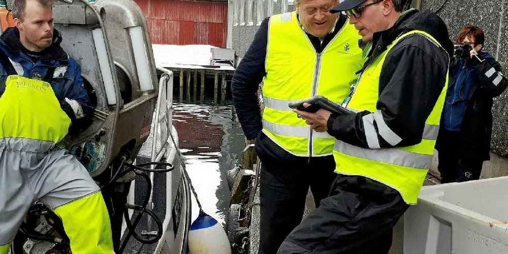KONTROLL: Det er et omfattende kontrollregi i fangst og under levering, men nå er forslaget å automatisere all kontroll med registrering og full kontroll fra fangst til marked. Visjon for fremtiden, mener Norges Fiskarlag. Her er tidligere fiskeriminister Harald Tom Nesvik med på kontroll i Svolvær.