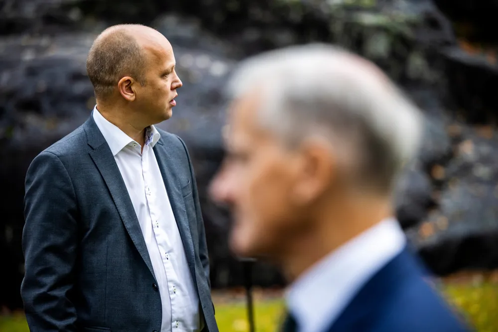 Skillelinjene i energi- og klimasakene skjærer tvers gjennom regjeringen og regjeringspartiene, skriver artikkelforfatterne. Trygve Slagsvold Vedum (Sp) og Jonas Gahr Støre (Ap).