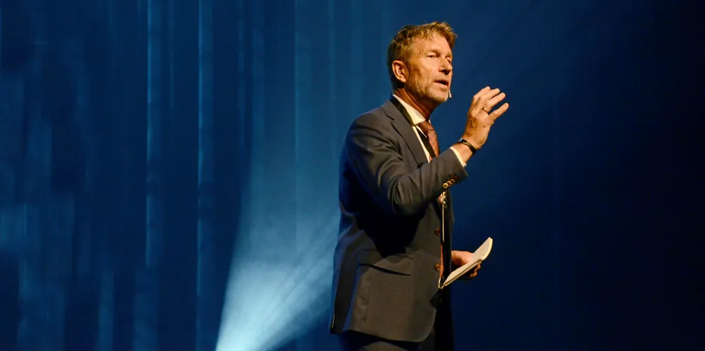 Olje- og energiminister Terje Aasland sier at ulempene med kravet om funksjonelt skille er større enn ulempene, og vil heve grensen til 100.000 nettkunder.