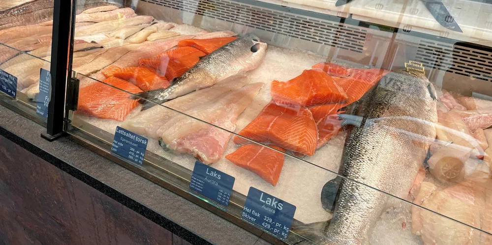 Bugnende fiskedisk på torget i Bergen. Bildet er tatt i slutten av juni.