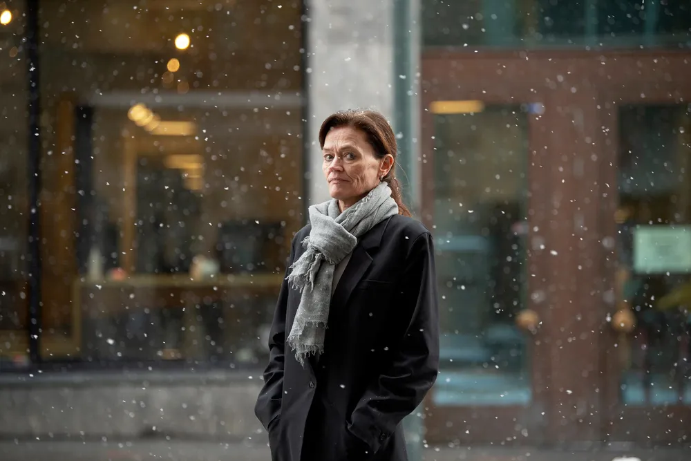 Advokatfirmaet Hjort var blant dem som ble hardest rammet da korona stengte domstolene i mars i fjor. Administrerende partner Anne Marie Due sier eierne tok ut utbytte i fjor, tross permitteringer, fordi det er slik partnere blir betalt hvert eneste år. Partnerlønningene ble kuttet i en periode.