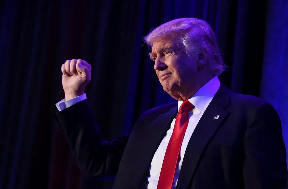 Påtroppende USA-president Donald Trump knytter neven i et seierstegn etter at valgseieren er klar 9. november. Foto: SAUL LOEB/AFP PHOTO