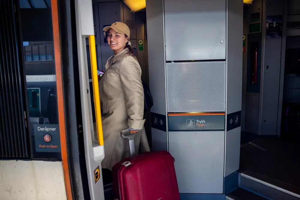 – Har en følelse av at det går raskere, sier Anita Kristiansen som velger Flytoget til Gardermoen fremfor Vy til hovedflyplassen.