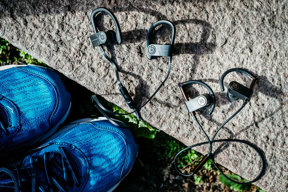 Powerbeats3 og Beoplay Earset er ganske like ørepropper, men den ene koster mer enn det dobbelte av den andre. Vi ser om forskjellen er verd pengene. Foto: Fartein Rudjord