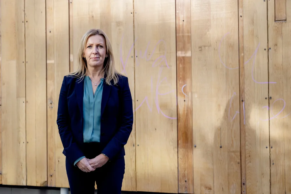 Tomra-aksjen og toppsjef Tove Andersen har sving stort på Børsen gjennom 2025. Fra kurstoppen i april har aksjen falt over 20 prosent.