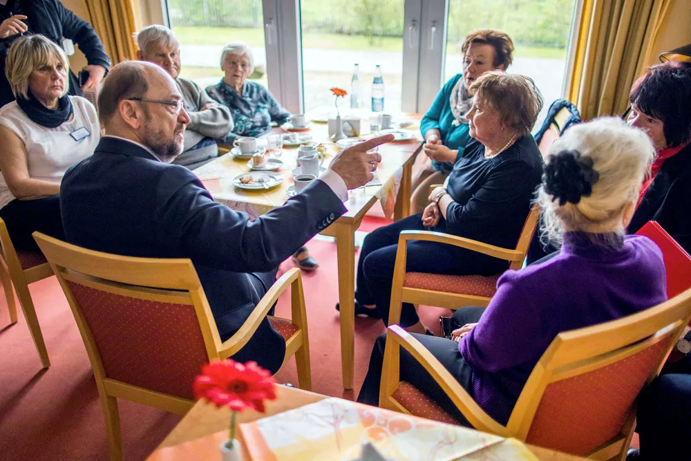 SPD og Martin Schulz er avhengig av et bra valgresultat i søndagens lokalvalg i Nordrhein-Westfalen. Her besøker Schulz et eldresenter i Pasewalk helt nord i Tyskland, i delstaten Mecklenburg-Vorpommern. Foto: Jens Buttner/AFP/NTB Scanpix