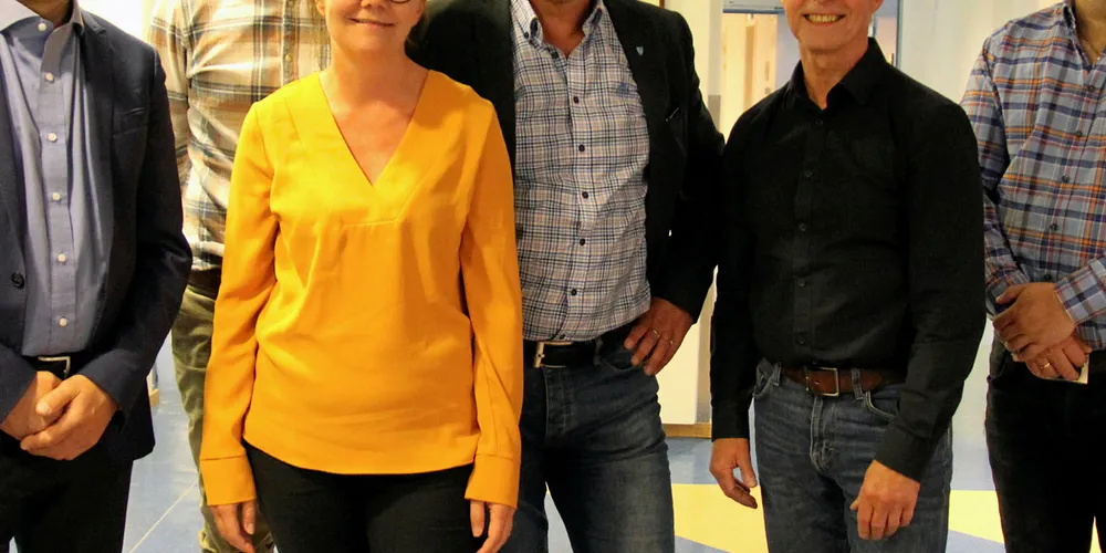 ETABLERTE SENTER: På midten av dette bildet står daværende styreleder i aksjeselskapet Blått kompetansesenter Nord, Geir-Inge Sivertsen, sammen med blant annet driftssjef i Lerøy Aurora Hugo Nilsen og daglig leder i Arnøy Laks as Håvard Høgstad under etableringen i juni 2019. Det samme selskapet, som han 12. mars skal møte som fiskeri- og sjømatminister for å diskutere statstilskudd til.