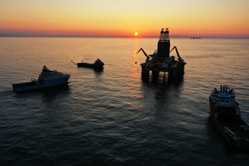 The drilling unit Deepsea Atlantic with support vessels
