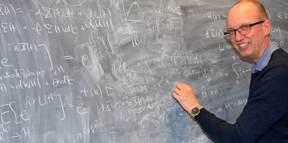 Matematikkprofessor Fred Espen Benth ved Universitetet i Oslo lager modeller for det framtidige kraftmarkedet.