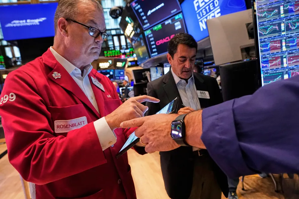 Meglerne William Lawrence (t.v.) og Mark Mueller på gulvet i New York Stock Exchange (Nyse) torsdag, da det brede markedet steg rundt 0,4 prosent.