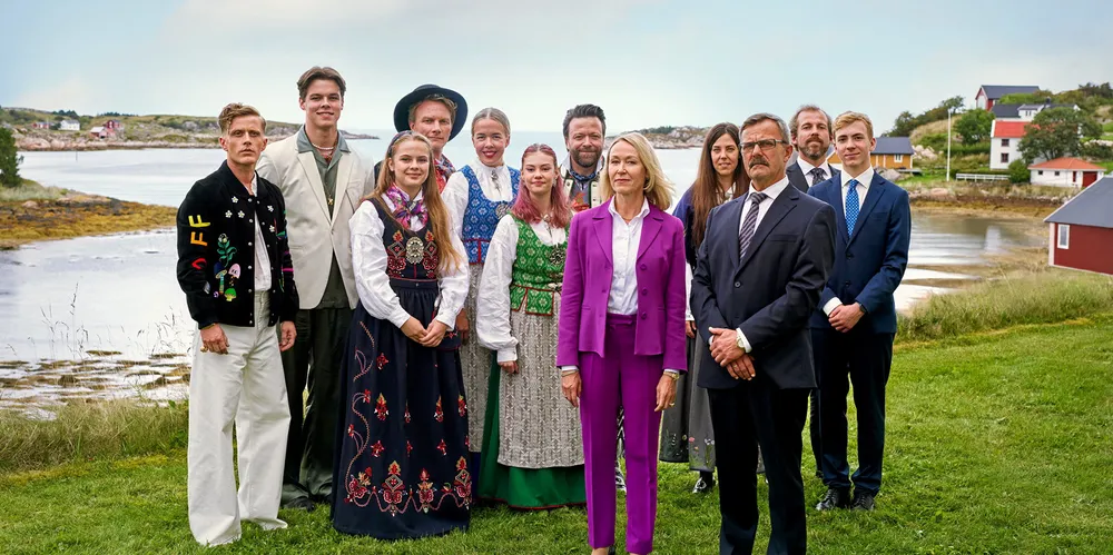I «Lakseøya» følges to familier i et lite kystsamfunn i Norge som er bitre fiender i den globale lakseindustrien. Skuespillerne fra venstre: Axel Bøyum, Vetle Røsten Granås, Leah Aastum, Oddgeir Thune, Ragne Grande, Nemi Storm, Kåre Conradi, Hanne Skille Reitan, Tor Ivar Hagen og Benjamin Bakkeid. Foran står Trine Wiggen og Svein Roger Karlsen.