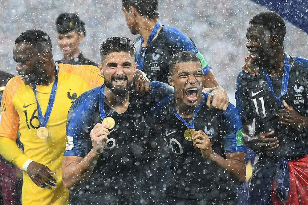 Tidligere Arsenal-spiss Olivier Giroud og PSG-stjerneskuddet Kylian Mbappe var nøkkelspillere i Frankrikes 4-2-seier over Kroatia i den NRK-sendte VM-finalen 15. juni. Frankrikes kvart- og semifinaler samt deres tradisjonsrike sykkelritt Tour de France gjorde TV 2 til andelsvinner i tv-markedet i juli. Men selv om Frankrike gikk til topps, fortsetter seertiden å synke. Foto: AFP/Franck Fife