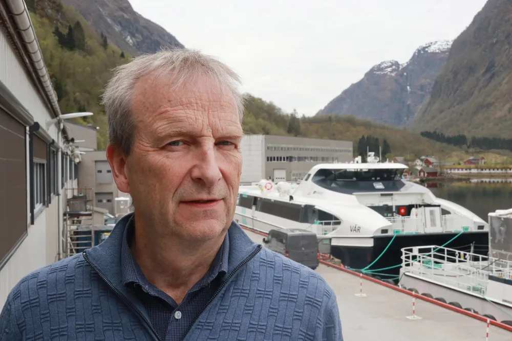 Styreleder Gustav Johan Nydal ved Brødrene Aa sine produksjonslokaler i Hyen. I bakgrunnen: «Tyra» med «Vår» rett i hekken.