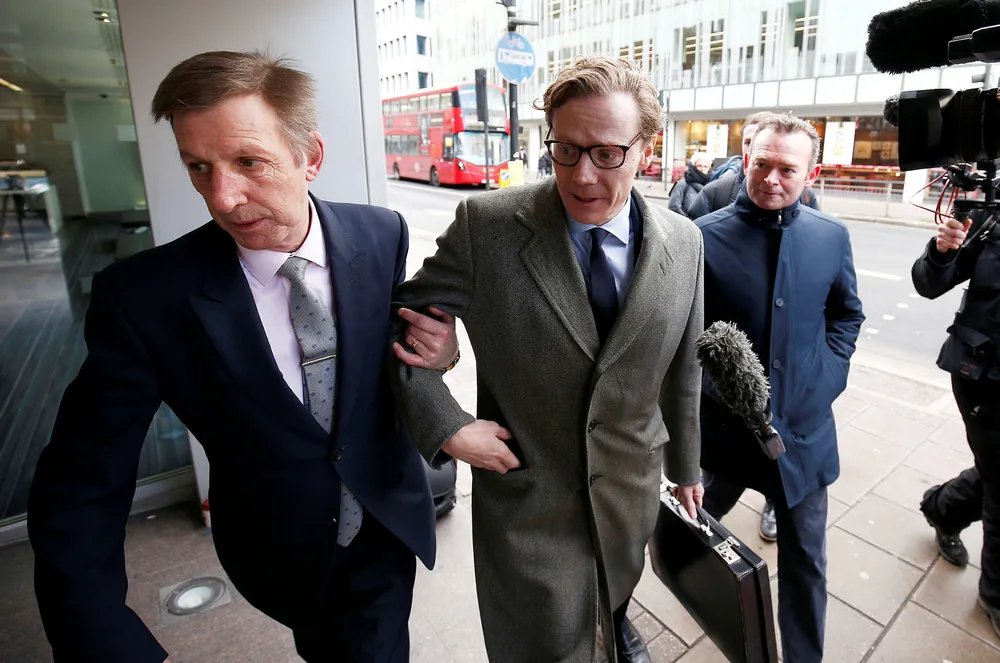 Cambridge Analytica-sjef Alexander Nix ble suspendert fra sin stilling denne uken etter at Channel 4 gjennom skjulte opptak avslørte at han foreslo å bruke drittpakker med korrupsjonsforsøk og prostituerte overfor en reporter han trodde var en potensiell klient. Foto: Henry Nicholls/Reuters