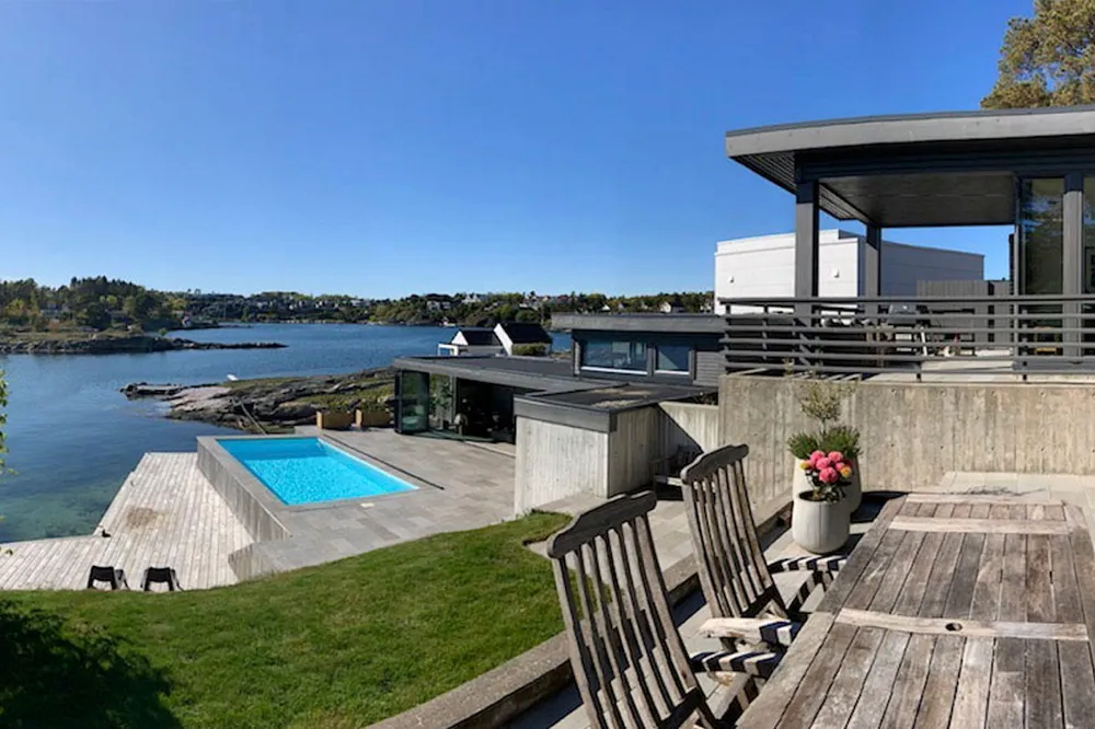 Denne eneboligen like øst for Kristiansand koster 95.000 kroner å leie per uke i sommer, men er likevel tilnærmet utsolgt.