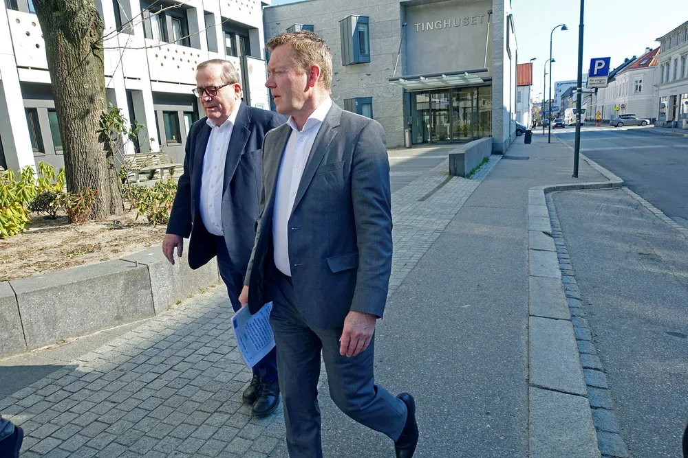 Tore Hansen-Tangen (til venstre) sammen med daglig leder Tor Hodne i Viking Think Tank as/Viking Heat Engines as på vei ut av tinghuset i Kristiansand for tre uker siden.