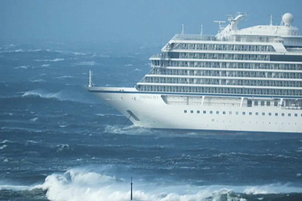 De samfunnssikkerhetsmessige og beredskapsmessige utfordringer med at større cruiseskip beveger seg langs norskekysten og opp i sterkt ugjestmilde farvann utenfor Nord-Norge og Svalbard er etter vår mening så alvorlige at det må utredes. Her cruiseskipet «Viking Sky» som driver mot land etter problemer med maskinstans.