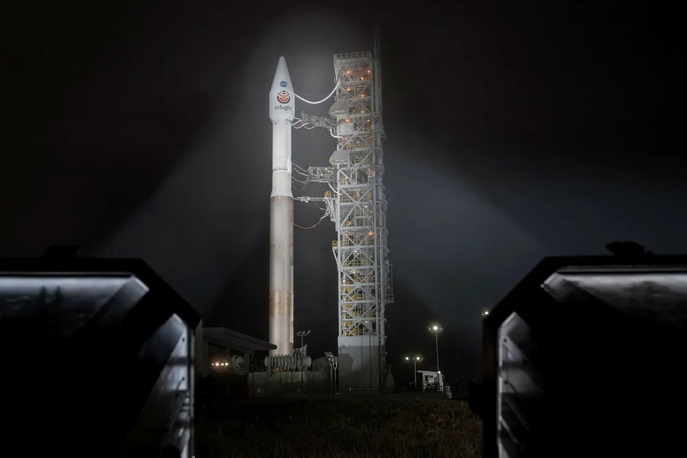 Atlas-V -raketten med NASAs InSight-fartøy fotografert fredag, under klargjøring til oppskyting. fra Vandenberg Air Force Base i California. Foto: Bill Ingalls