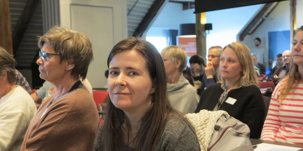 Jorunn Vallestad i Norges Naturvernforbund fikk mange reaksjoner på sine påstander om laksenæringen, da hun holdt foredrag for oppdrettere og lakseforvaltere i Florø. (Foto: Nils Torsvik)