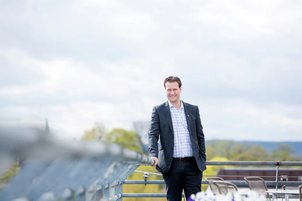 Mandag la Helge André Njåstad (Frp) en lobbyplan med oppdrettsgiganten Mowi for å stanse den nye grunnrenteskatten. Både han og partikollega Sivert Bjørnstad (Frp) eier aksjer i selskapet.